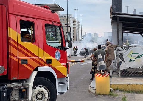 Carro fica destruído após pegar fogo em estacionamento de supermercado em Manaus
