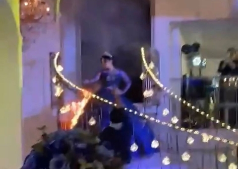 Vestido de debutante pega fogo em festa de aniversário em Manaus; vídeo 