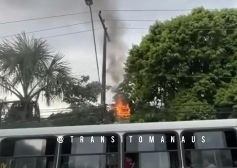 Fios de energia pegam fogo e trânsito sofre lentidão em avenida de Manaus; vídeo