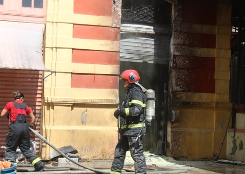 Vídeo mostra desespero e pessoas queimadas durante incêndio no Mercado Adolpho Lisboa