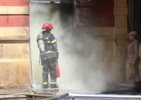 Vítimas de incêndio no Mercado Adolpho Lisboa estão entubadas em Manaus