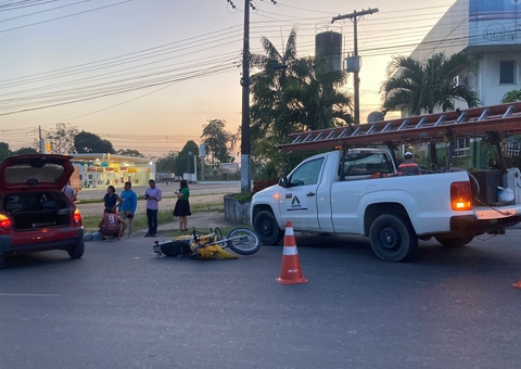 Motociclista fica ferido em acidente com carro da Amazonas Energia em Manaus