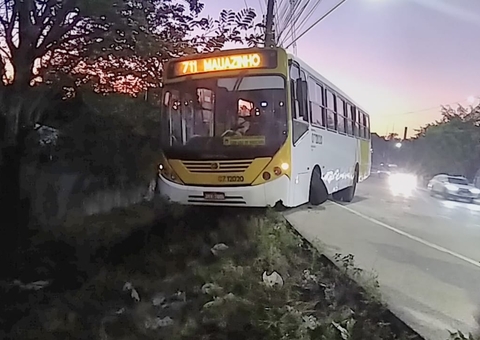 Acidente: Ônibus vai parar à beira de barranco após barra de direção quebrar em Manaus