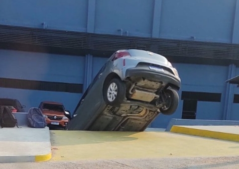 Motorista confunde escada com rampa e carro fica pendurado em Manaus