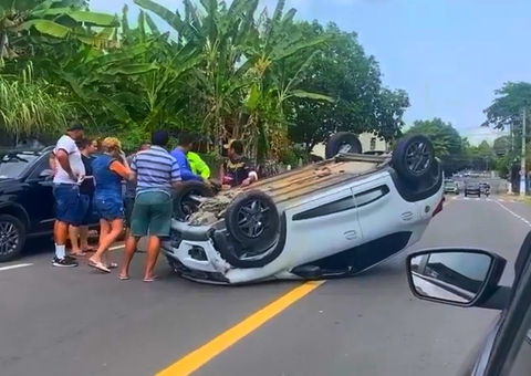 Motorista perde controle e capota carro em Manaus