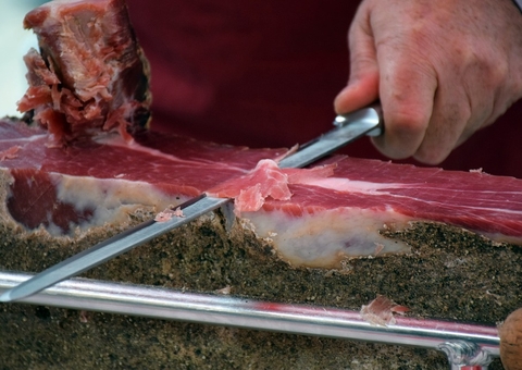Sonâmbulo, homem decepa os próprios testículos ao sonhar que cortava carne