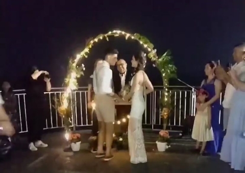 Vídeo: Noivos chamam atenção ao celebrarem casamento na Ponta Negra