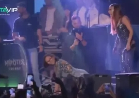 Vídeo: Senhorinha fã de Anitta rouba a cena em show da funkeira e viraliza