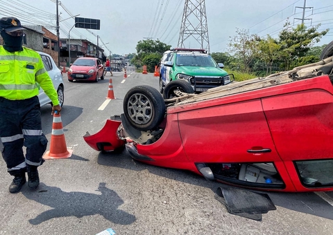 Carros capotam e motorista fica ferida durante acidente em avenida de Manaus