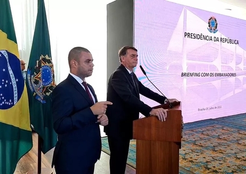 TSE manda derrubar vídeos de reunião de Bolsonaro com embaixadores