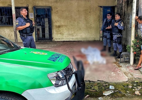 Após ser baleado, homem tenta correr e cai morto em calçada de casa em Manaus