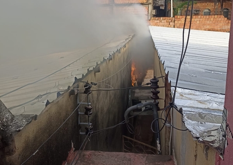 Incêndio se alastra e atinge casas neste sábado em Manaus