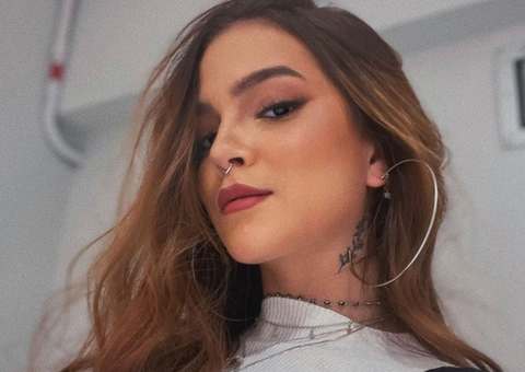 Mel Maia leva biquíni ao limite e ostenta corpão em foto