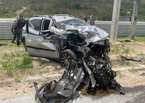 Carro e caçamba ficam aos pedaços após acidente gravíssimo na AM-010