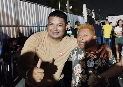 Patixa vai ao comício de Lula em Manaus e é ‘tietada’ por seguidores