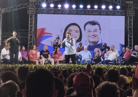 Omar Aziz grita 'Fora Bolsonaro' durante comício de Lula em Manaus 