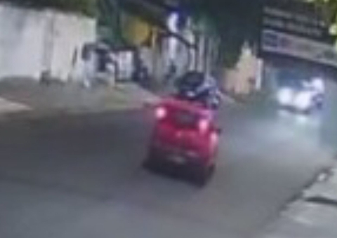 Vídeo: Câmera de segurança registra acidente entre carros em Manaus