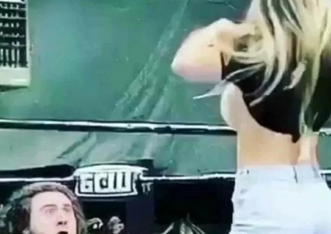 Ex-lutadora faz topless para distrair rival do marido durante luta