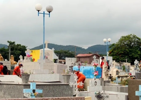 Mulher tenta desenterrar cadáver de ex-namorado após invadir cemitério