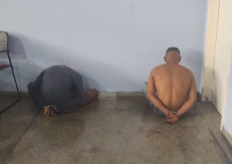 Dupla é presa com arma falsa enquanto se preparava para fazer arrastões em Manaus