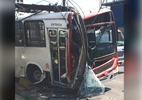 Ônibus arrasta poste e fica destruído em acidente em avenida de Manaus; vídeo