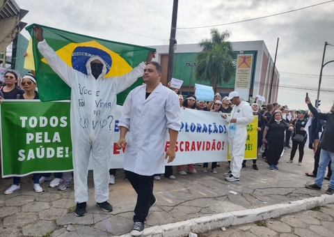Enfermeiros e técnicos fazem protesto em Manaus contra suspensão de reajuste do piso salarial