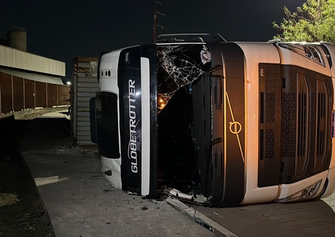 Motorista fica ferido após tombar com carreta durante acidente em Manaus 