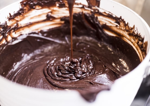 Dia do brigadeiro: aprenda 2 versões da receita para comer de colher