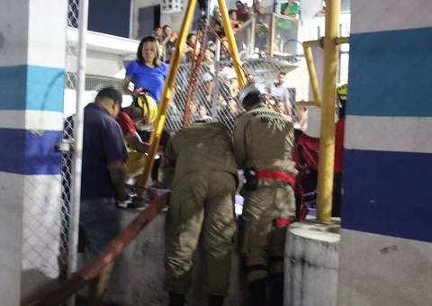 Bombeiros tentam resgatar menino que caiu em fossa em Manaus