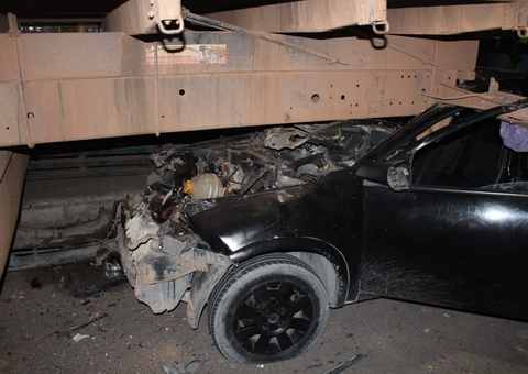 Carro fica destruído ao colidir com traseira de caminhão estacionado em Manaus