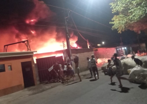 Casa é tomada pelo fogo e moradores entram em desespero em Manaus; vídeos