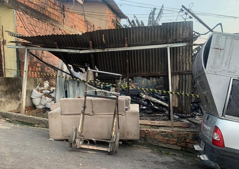 Incêndio destrói casa e deixa morador desabrigado em Manaus 
