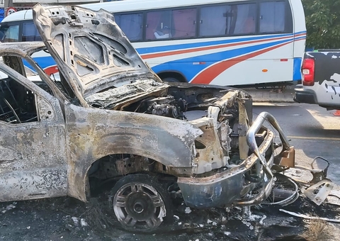 Fogo destrói carro e moto durante acidente em Manaus; piloto foi arremessado