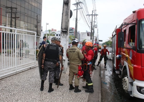 Funcionário da Fametro que esfaqueou mulher ameaça se jogar de prédio em Manaus