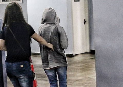 Mulher esfaqueada por funcionário da Fametro em Manaus chega em delegacia