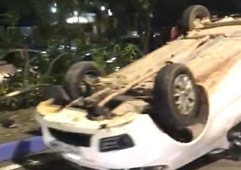 Carro capota e arranca árvores durante acidente em avenida de Manaus
