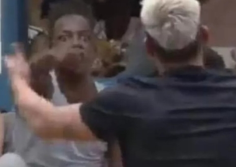 Tiago e Pelé se desentendem durante brincadeira em A Fazenda