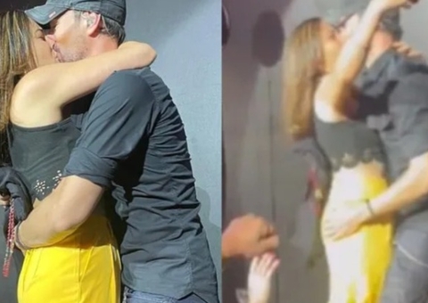 Enrique Iglesias dá beijão em fã e internautas questionam: ‘e a esposa?’ 
