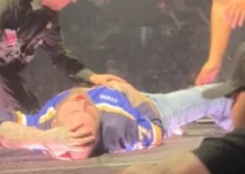 Post Malone sofre queda feia durante show e grita de dor; Vídeo 