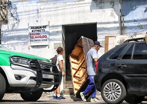 Aterrorizados com crimes em série, moradores decidem abandonar 'prédio da morte' em Manaus