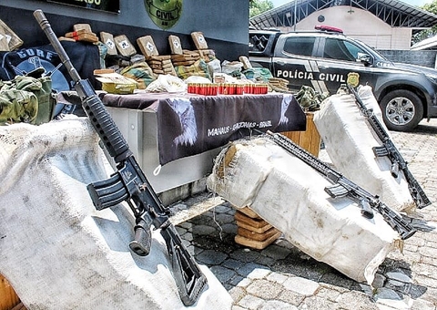 Operação da PC apreende 1 tonelada de drogas e 3 fuzis em barco no Amazonas