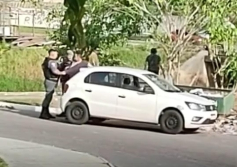 PM é flagrado dando coronhada em motorista durante abordagem em Manaus; vídeo