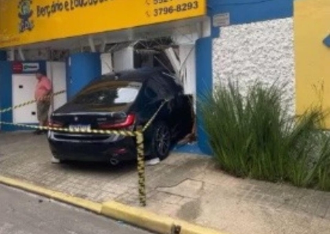 Professora fica ferida e criança tem parada cardíaca após BMW invadir escola infantil