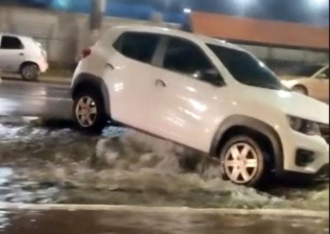 Carro bate em hidrante ao tentar fazer retorno proibido e avenida fica alagada em Manaus