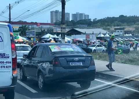 Comício de Bolsonaro deixa trânsito caótico na Avenida das Torres