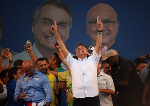 Bolsonaro chega em comício com apoiadores em Manaus; veja imagens