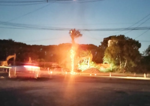 Curto-circuito faz postes pegarem fogo em avenida de Manaus