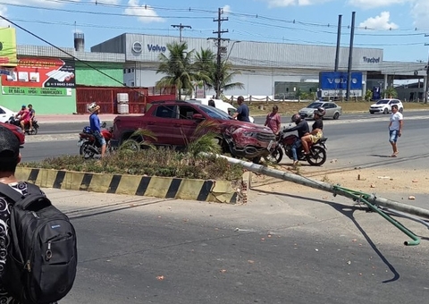 Carro desgovernado invade canteiro central e derruba poste em Manaus 