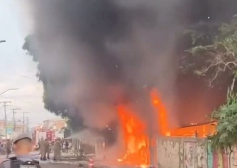 Incêndio causa pânico em moradores de comunidade em Manaus; vídeo