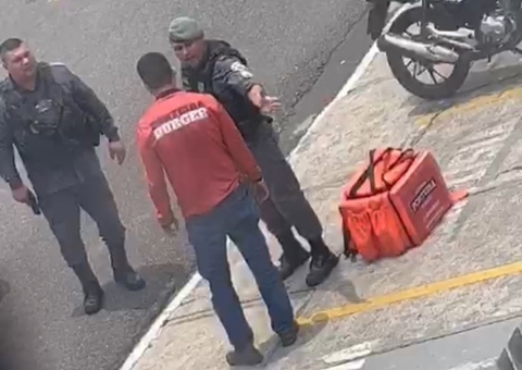 Motoboy é filmado sendo hostilizado por PMs em Manaus; vídeo